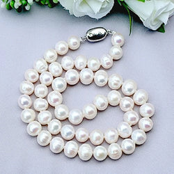 Elegant choker with natural pearls.