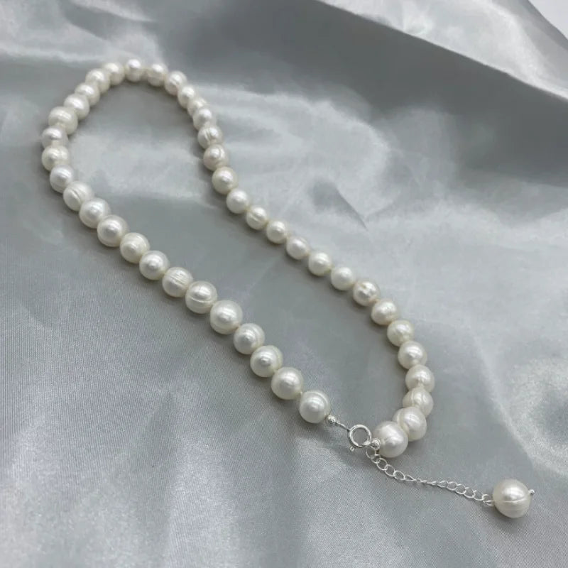 Stylish silver choker with freshwater pearls.