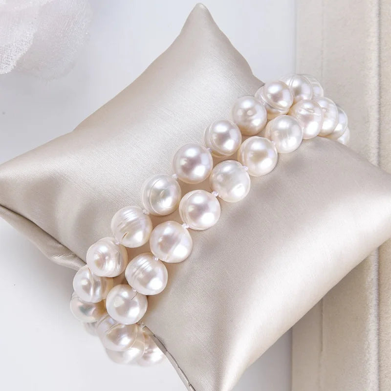 Elegant choker with natural pearls.