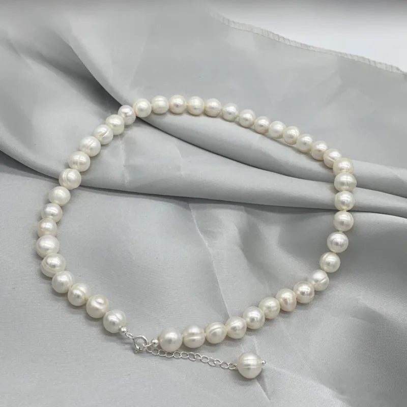 Stylish silver choker with freshwater pearls.