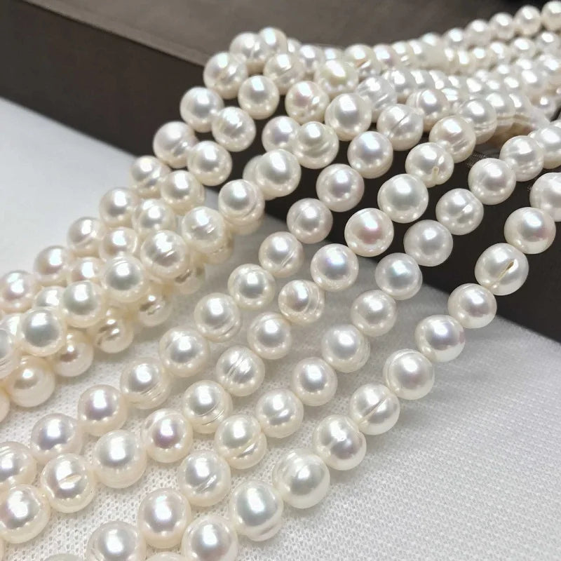 Elegant choker with natural pearls.