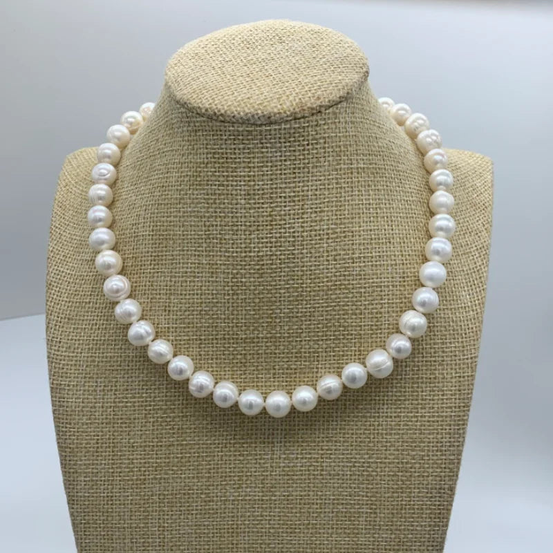 Stylish silver choker with freshwater pearls.